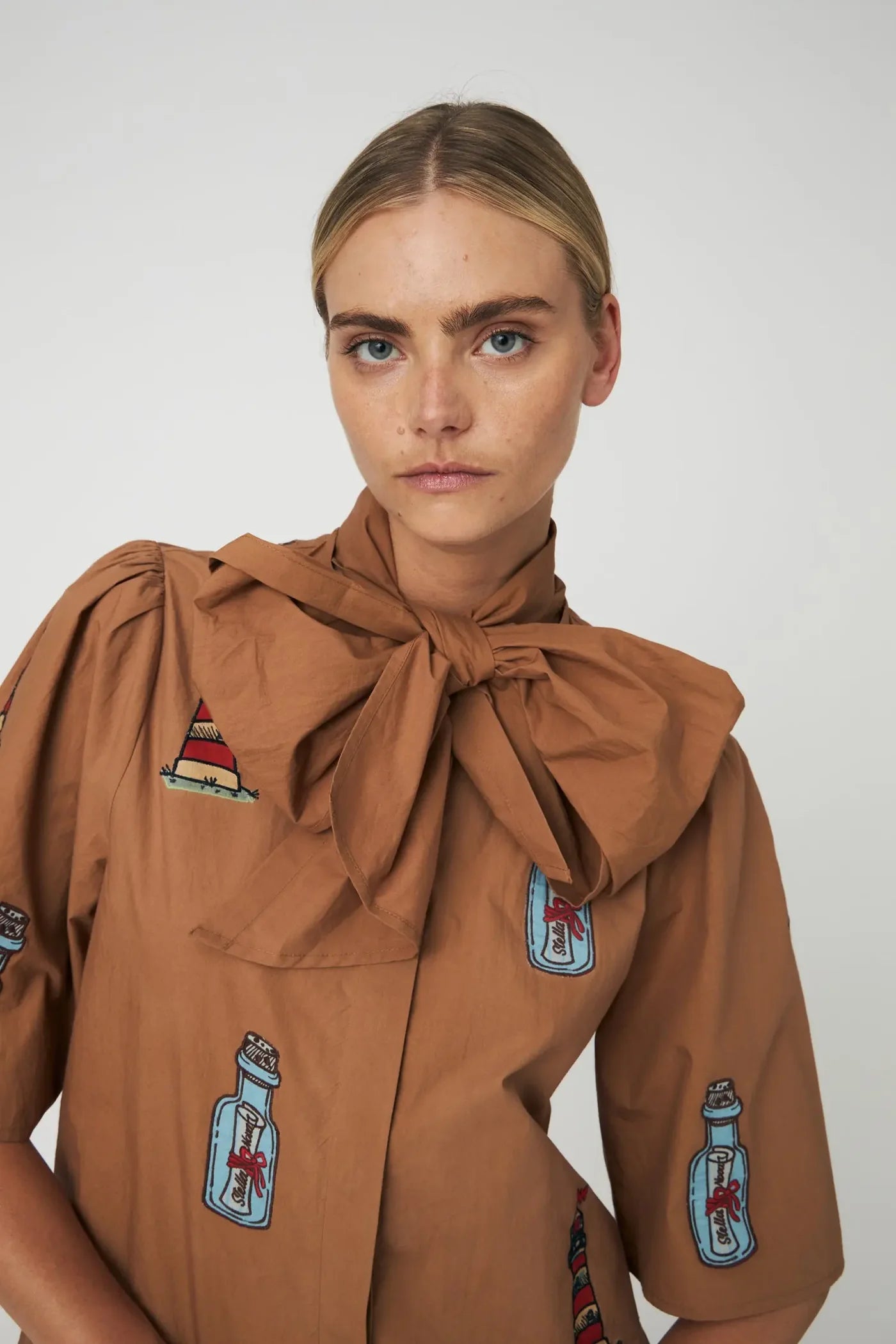 STELLA NOVA Shirt "Embroidered Bow" brown